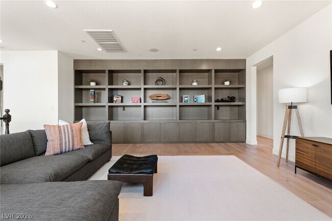 Building Photo - 10125 Sequoia Glen Ave