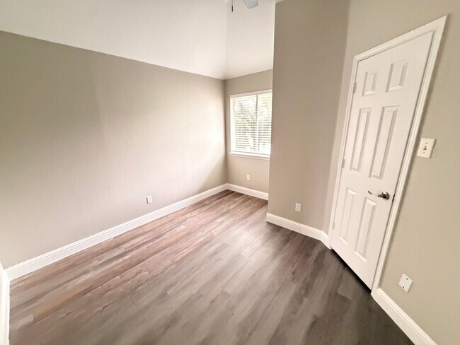 Building Photo - 6945 Hickory Creek
