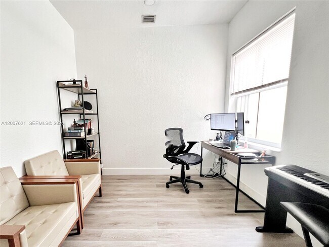 Building Photo - 1901 Cedar Ct