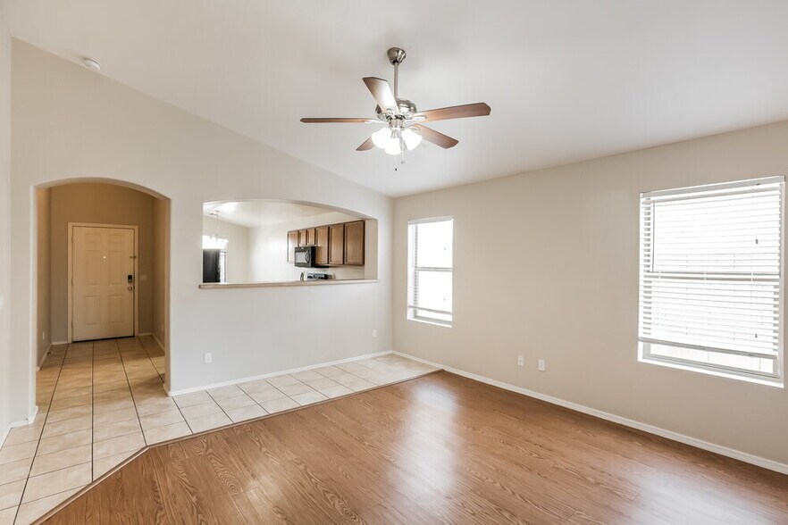 Building Photo - 5704 S 32nd Dr