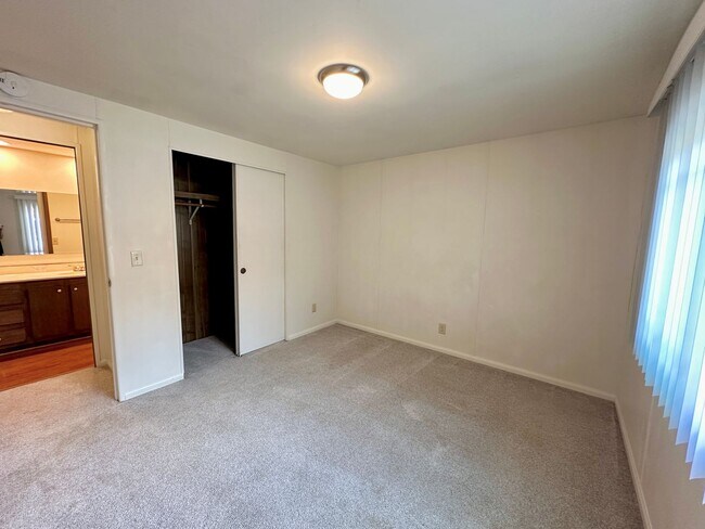 Building Photo - 4366 Valley Ln