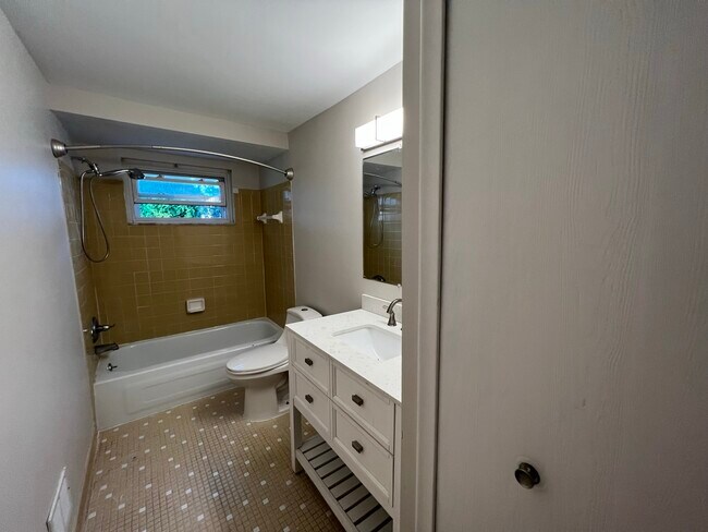 Building Photo - 1891 N Lake Dr