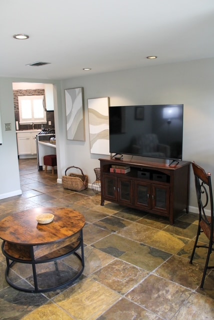 Building Photo - 2512 Riverfront Dr