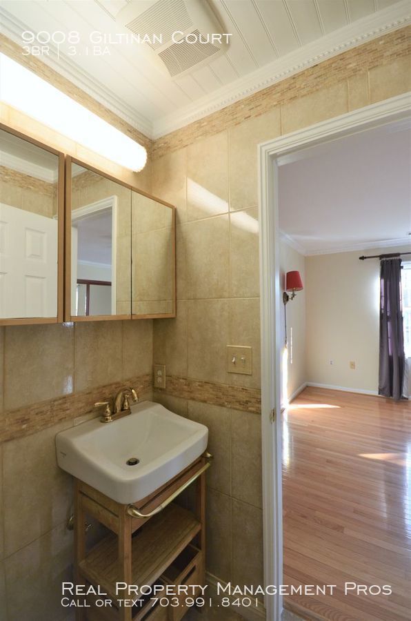 Building Photo - Charming End Unit by Huntsman Lake!