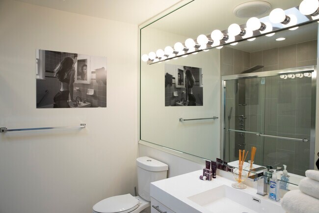 Building Photo - 2900 Lakeridge Dr