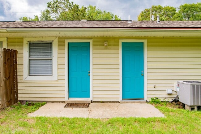 Building Photo - 2 bed Duplex Unit in NE Pensacola off N Davis Highway