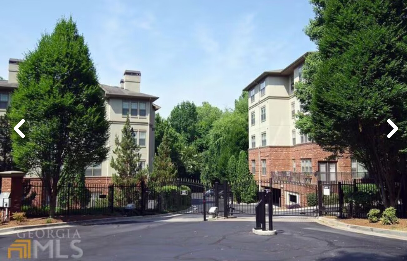 Security Gate entrance. - 5559 glenridge dr,