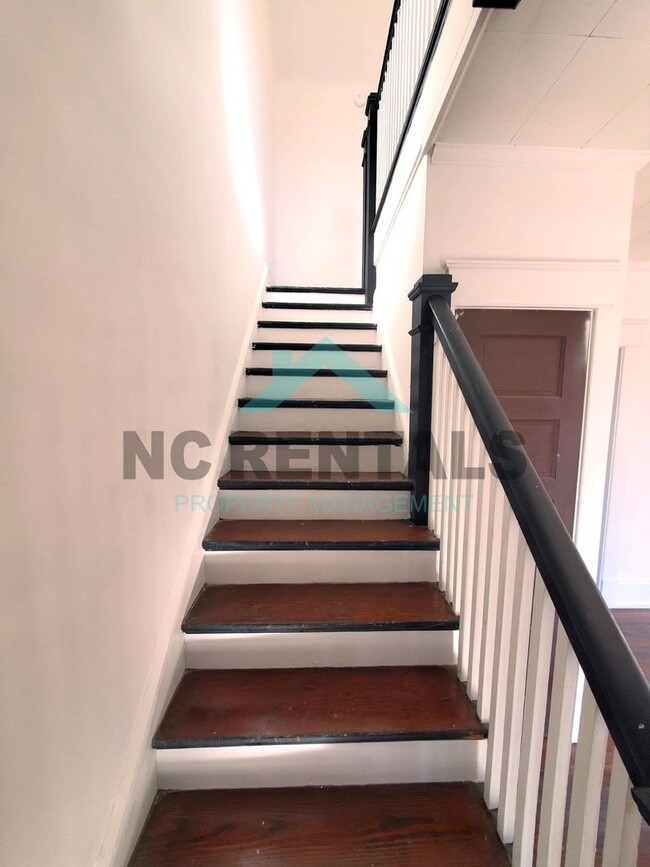 Building Photo - Recently Renovated: Bright & Charming 2-Be...