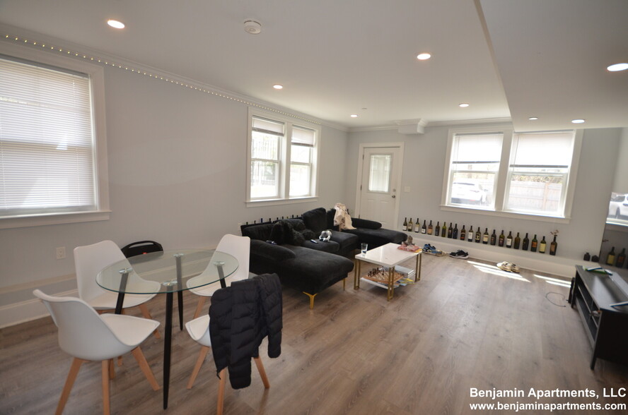 Building Photo - 124 Kenrick St