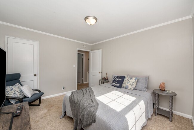 Building Photo - 1633 Sunset Dr
