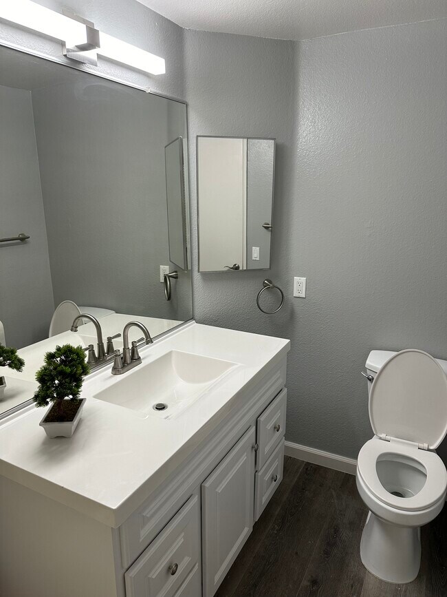 Building Photo - 14334 Poplar St