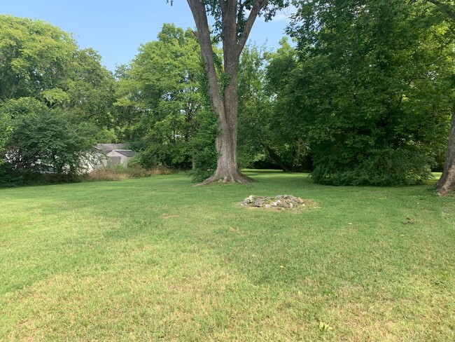Building Photo - 2 Bedroom 1 Bath Duplex with Great Yard!  ...