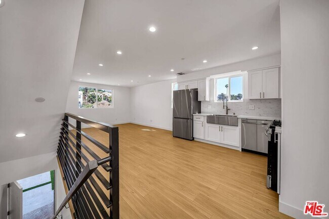 Building Photo - 227 S Park View St