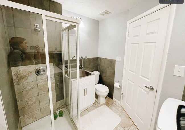 Building Photo - 4 bedroom house available SOON!