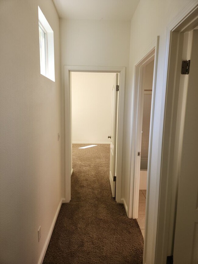 Building Photo - Lovely 3 bedrooms, 2 bathrooms located in ...