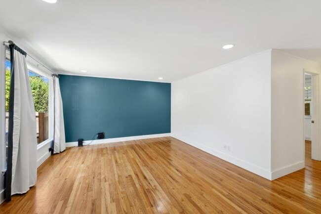 Building Photo - 3 bedroom in Seattle WA 98108