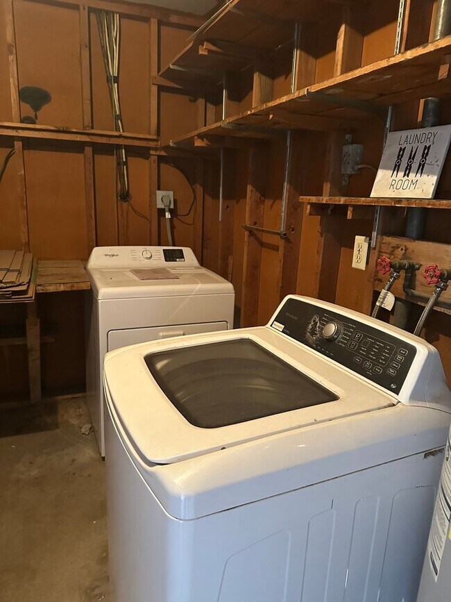 Building Photo - Charming 3 Bed 2 Bath home in Tempe with 2 car garage and big backyard