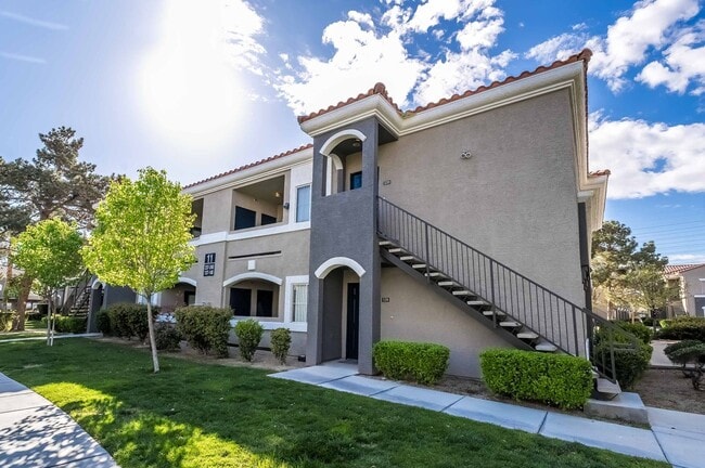 Building Photo - 3 Bedroom Open Layout Condo in Gated Commu...