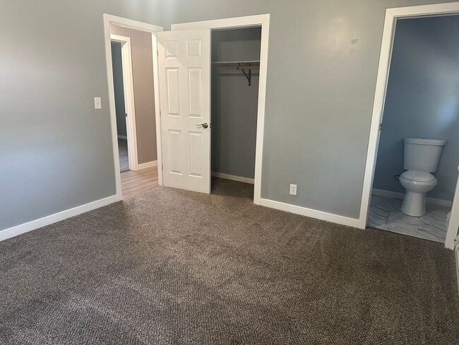 Building Photo - 5 bedroom 2 1/2 bath home for rent