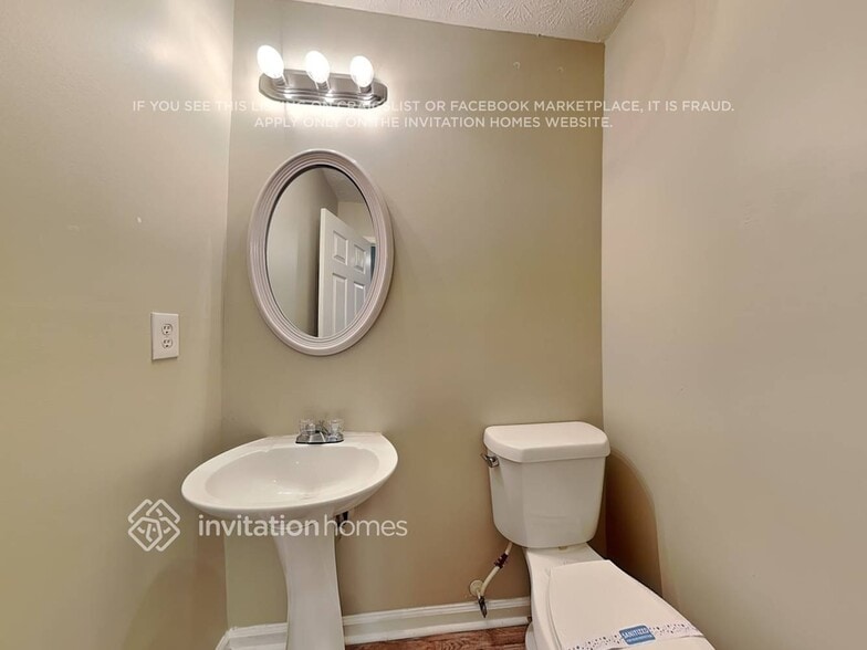 Building Photo - 320 Birchmere Close SW