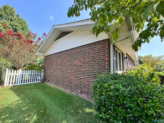 Building Photo - 1005 San Ramon Ave SE