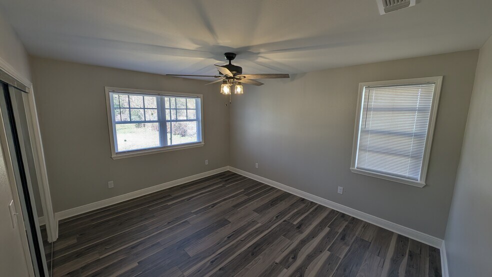 Building Photo - 240 Russell Ave