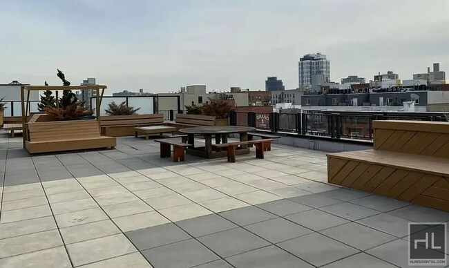 Building Photo - Luxurious 2 bedroom/1 Bathroom apt w/priva...