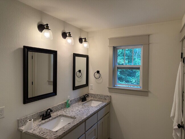 Building Photo - Charming Furnished 3-Bedroom 2 Bath Home i...