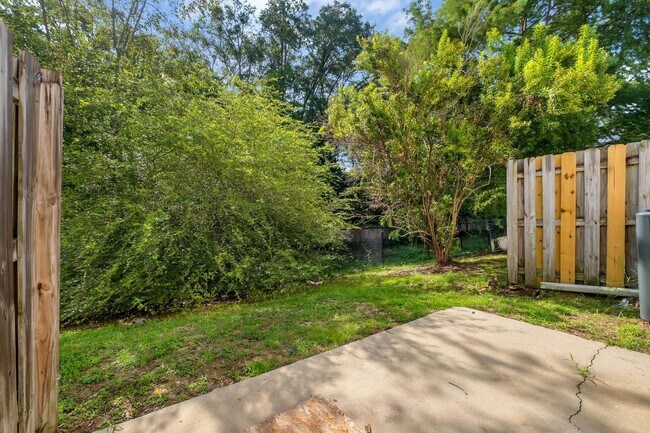 Building Photo - 2738 W Tharpe St