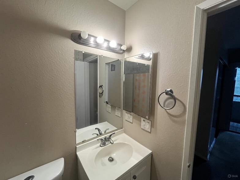 Building Photo - 6650 Amherst St