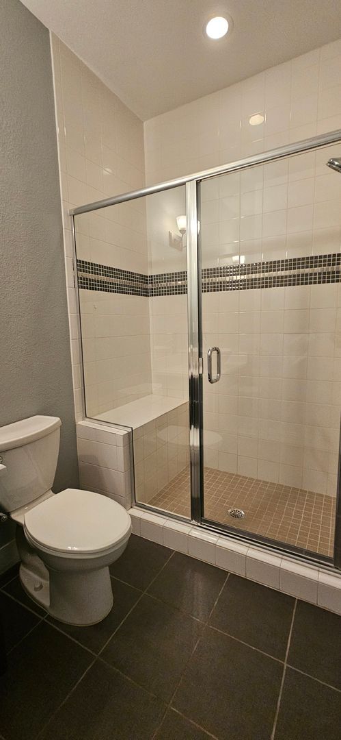 Building Photo - Congress Park High Rise Living! Huge Main Floor 2 Bed 2 Bath