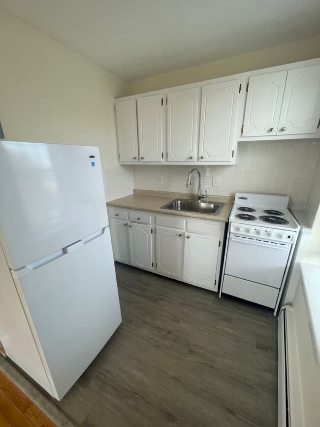 Building Photo - Avl NOW - Half Fee! Sunny 1BR near Boston ...