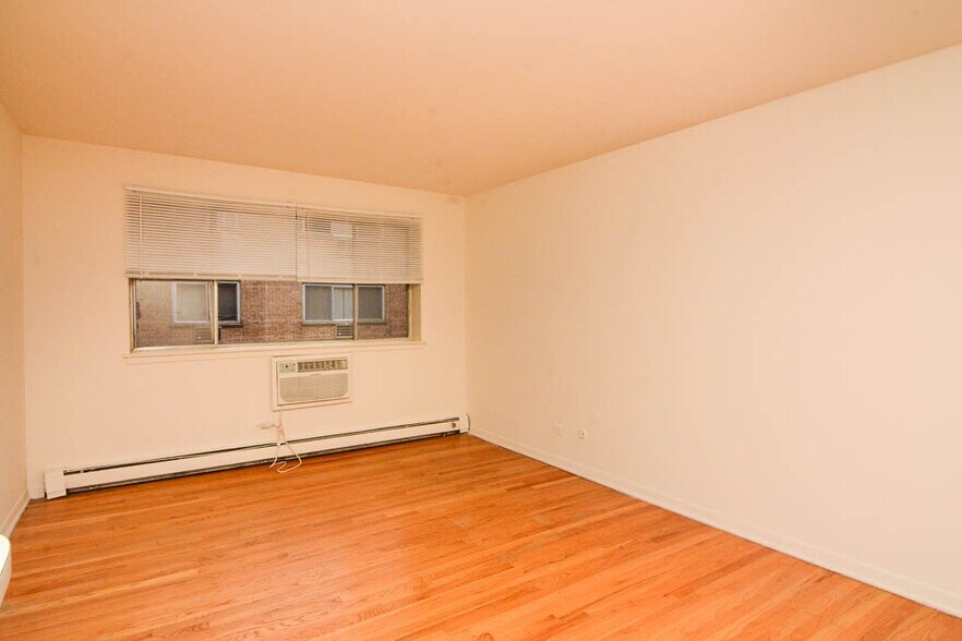 Building Photo - 533 W Aldine Ave