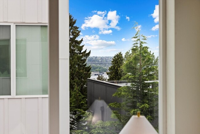 Building Photo - Bright & Charming 2bed/2bath Townhome in P...