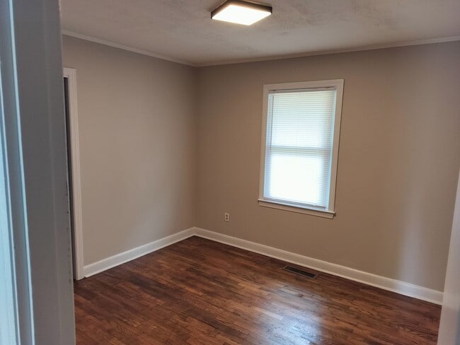 Building Photo - Elbow Room and Workshop