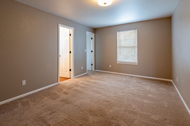 Building Photo - Wonderful 4-bed, 3-bath home adjacent to walking paths and parks