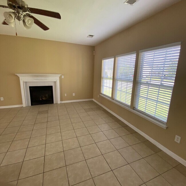 Building Photo - Plum Creek 4Br 2.5Ba