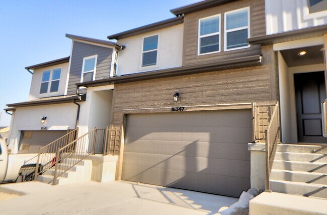 Building Photo - Townhome Just off of Redwood road