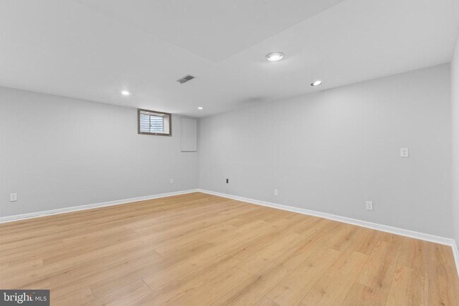 Building Photo - 2813 Cambridge Dr