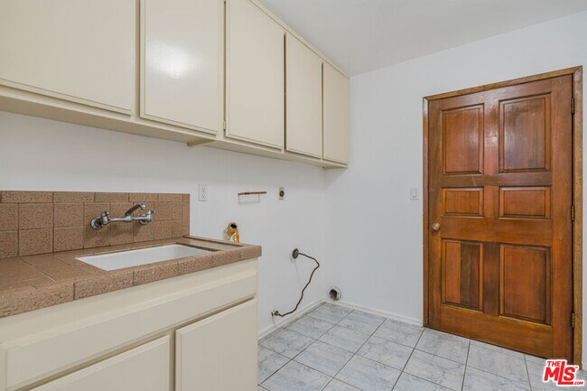 Building Photo - 1181 Somera Rd