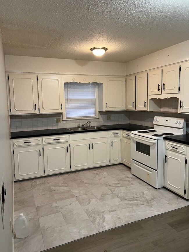 Building Photo - 2 bedrooms, 1 bath duplex
