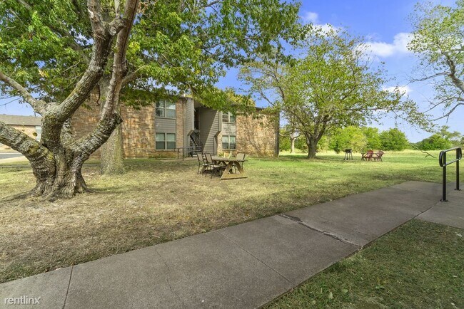 Building Photo - 3 br, 1.5 bath Apartment - Cleburne Plaza C