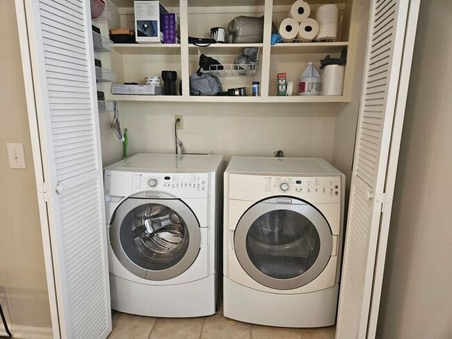 Building Photo - Gillcreek at Forest Lake