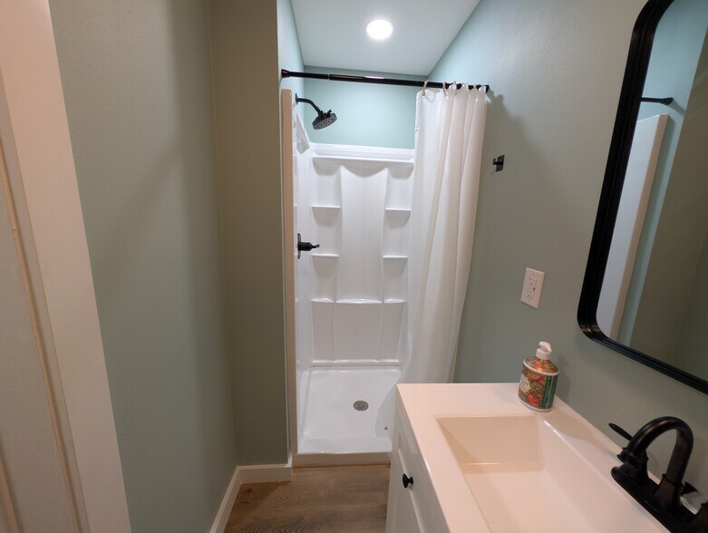 Building Photo - 41 E Sloss Ave