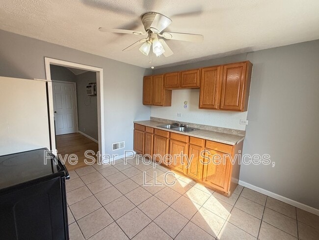 Building Photo - 100 1/2 N State St