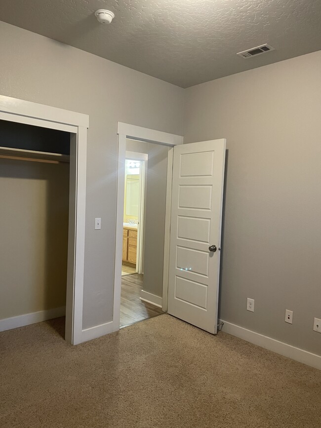 Building Photo - 447 N Baxter Way