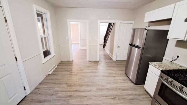 Building Photo - 3 Bed / 1 Bath Single Family Home