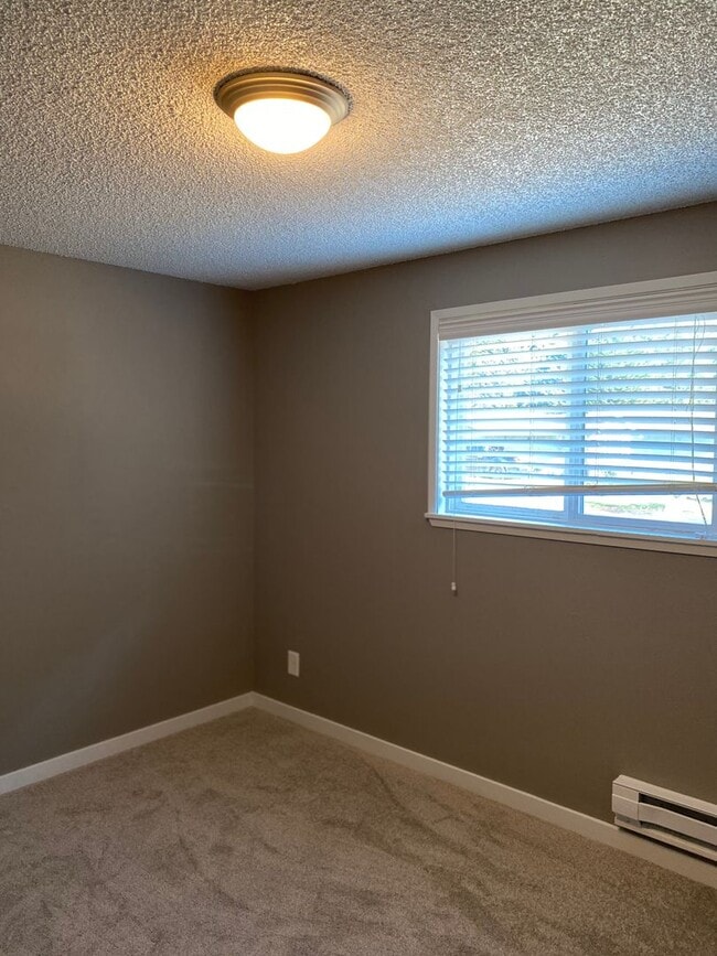 Building Photo - 3 bedroom, 1.5 bath Rambler Located at the...