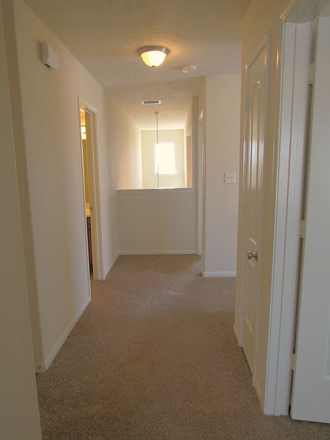 Building Photo - Spacious, Modern and Conveniently Located ...