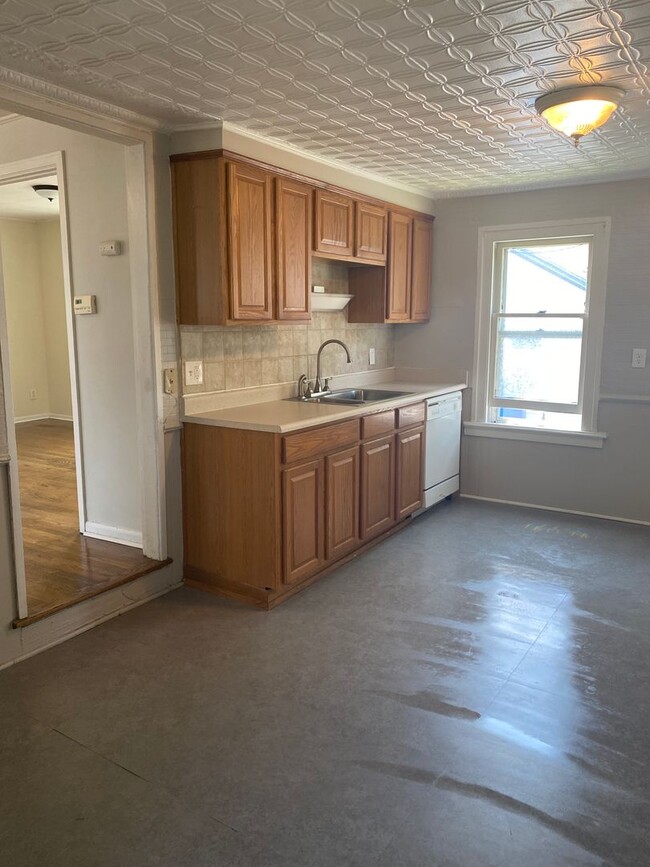 Building Photo - Cozy Single Bungalow right in the Wedge! A...